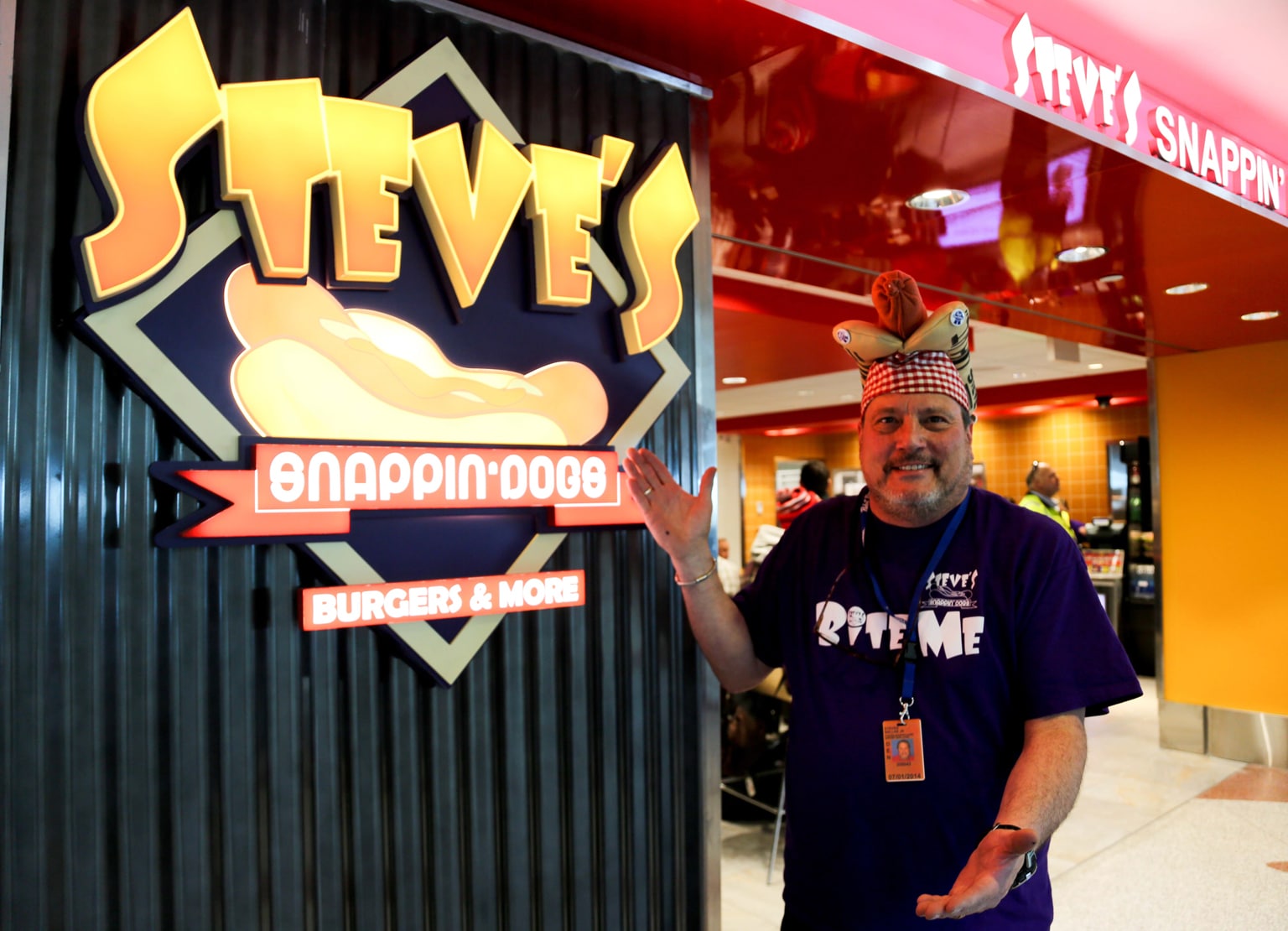 Picture of Steve's Snappin' Dogs restaurant on B Gates.